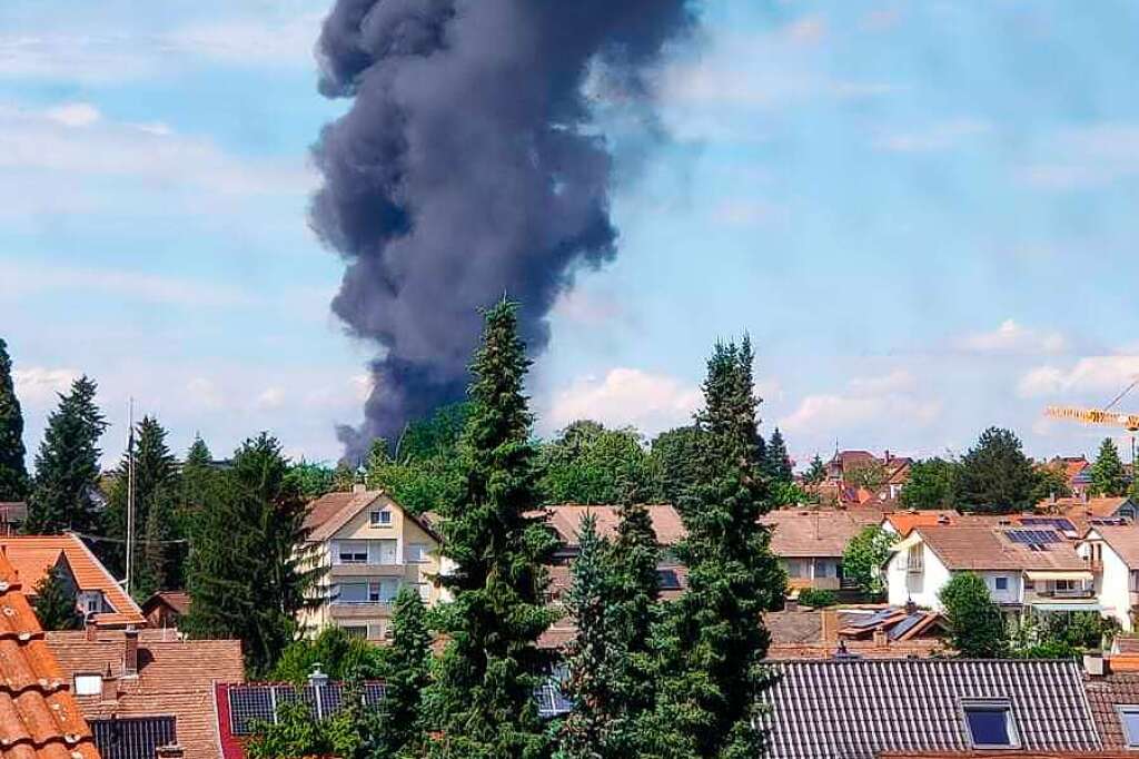 Halle in Brand: Schwarze Rauchsäule über Offenburg ...