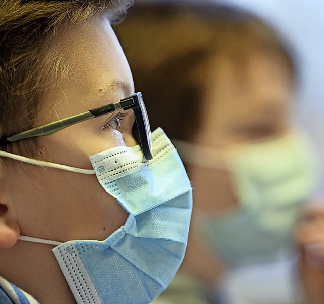 Auch im Unterricht herrscht Maskenpflicht.   | Foto: Gregor Fischer (dpa)