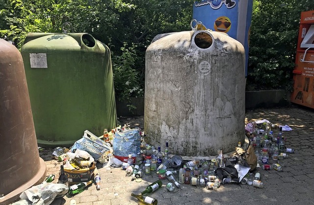 Zustnde, die leider keine Seltenheit ... jede Menge Mll rund um Glascontainer  | Foto: Hans-Peter Mller