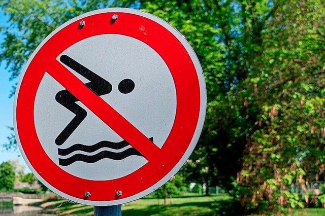 Im Knigswaldsee darf aktuell nicht gebadet werden (Symbolbild).  | Foto: Benedikt Spether (dpa)