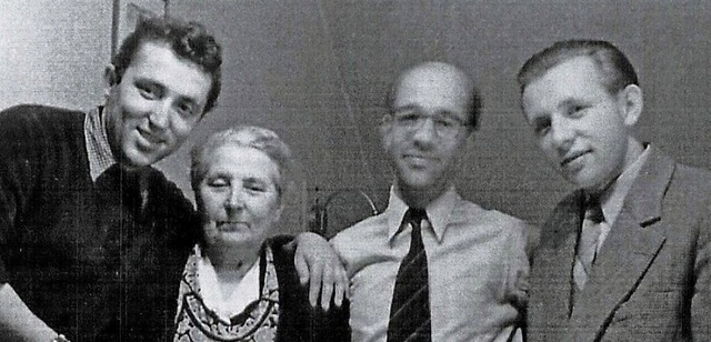 Fritz Wunderlich mit Mutter, Vermieter und Mitbewohner (von links).  | Foto: privat