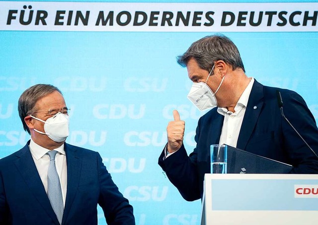 Armin Laschet (CDU) und Markus Sder (...Berlin das Wahlprogramm der Union vor.  | Foto: Kay Nietfeld (dpa)