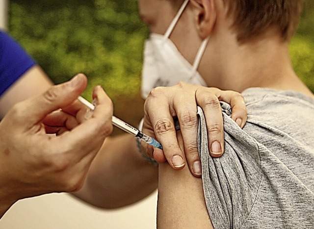 Impfung eines Jugendlichen  | Foto: David Young (dpa)