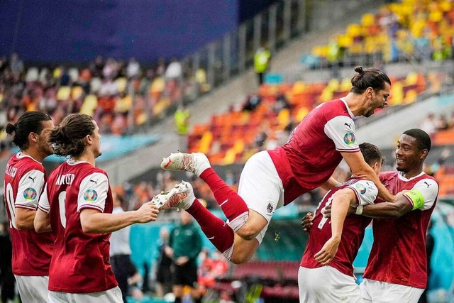 Torschtze Christoph Baumgartner (Zwei... von Aleksandar Dragovic angesprungen.  | Foto: VADIM GHIRDA (AFP)