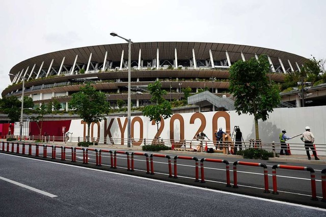 Die Vorbereitungen am Nationalstadion ...m Augenblick lieber verzichten wrden.  | Foto: Eugene Hoshiko (dpa)