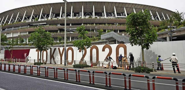 Die Vorbereitungen am Nationalstadion ...m Augenblick lieber verzichten wrden.  | Foto: Eugene Hoshiko (dpa)