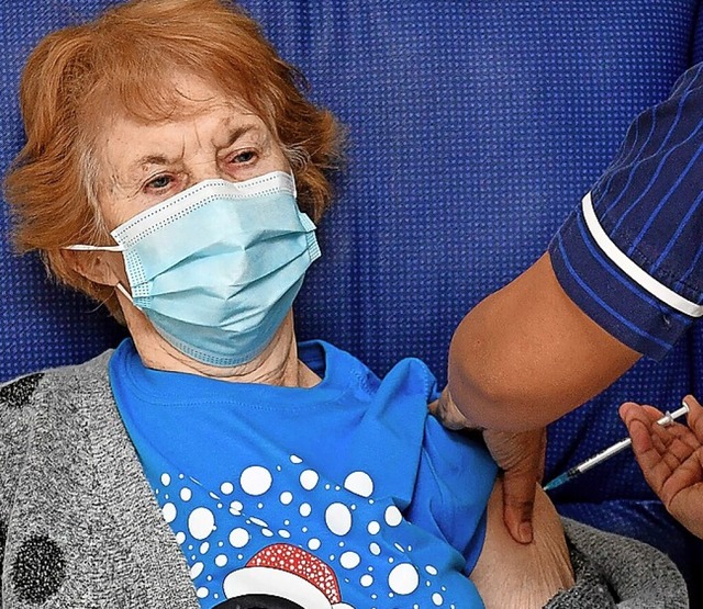 Die 90-jhrige Margaret Keenan bei ihrer Impfung im Dezember 2020  | Foto: Jacob King (dpa)