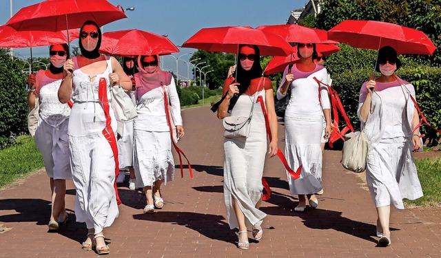 Frauen protestierten am Montag in Mins...n gegen die Regierenden in ihrem Land.  | Foto: STRINGER (AFP)