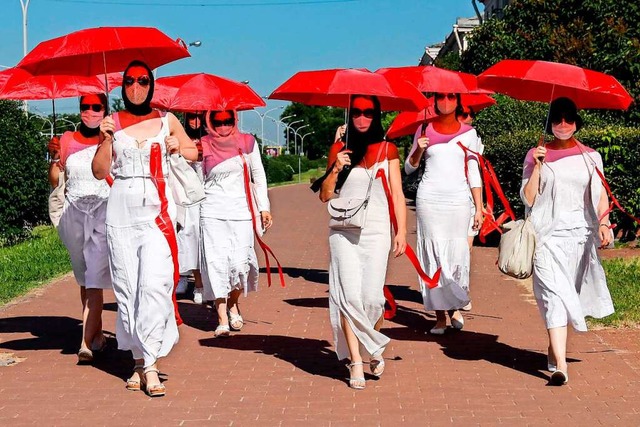 Weie Kleider, rote Schirme &#8211; Fr... Aktion mit den politischen Gefangenen  | Foto: STRINGER (AFP)