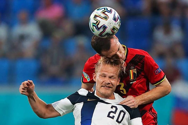 Finnlands Spieler Joel Pohjanpalo (Num...gischen Abwehrakteur Thomas Vermaelen.  | Foto: Igor Russak (dpa)