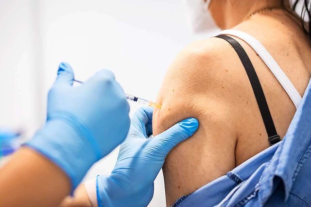 Die Impfkampagne gegen Covid-19 gilt als Schlssel, um die Pandemie einzudmmen.  | Foto: Moritz Frankenberg (dpa)