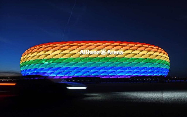 Die Mnchner Arena in Regenbogenfarben  | Foto: Tobias Hase (dpa)
