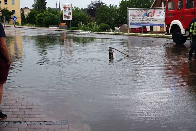 Mit einer Pumpe wurde der unter Wasser...h an der Germania wieder frei gemacht.  | Foto: Feuerwehr Bonndorf