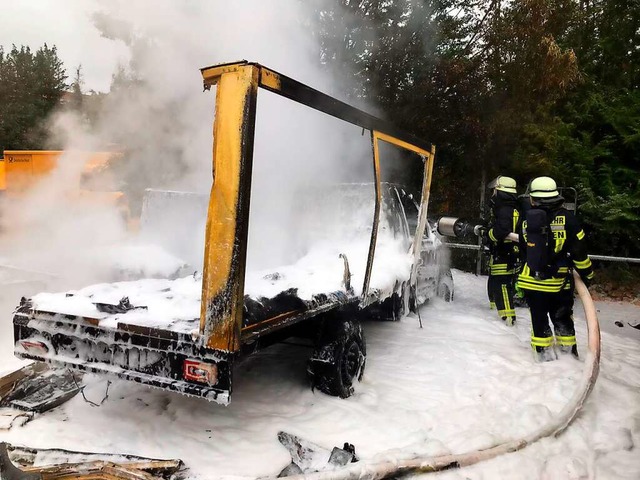 Vllig ausgebrannt: Elektroauto der Post in Staufen  | Foto: Feuerwehr Staufen
