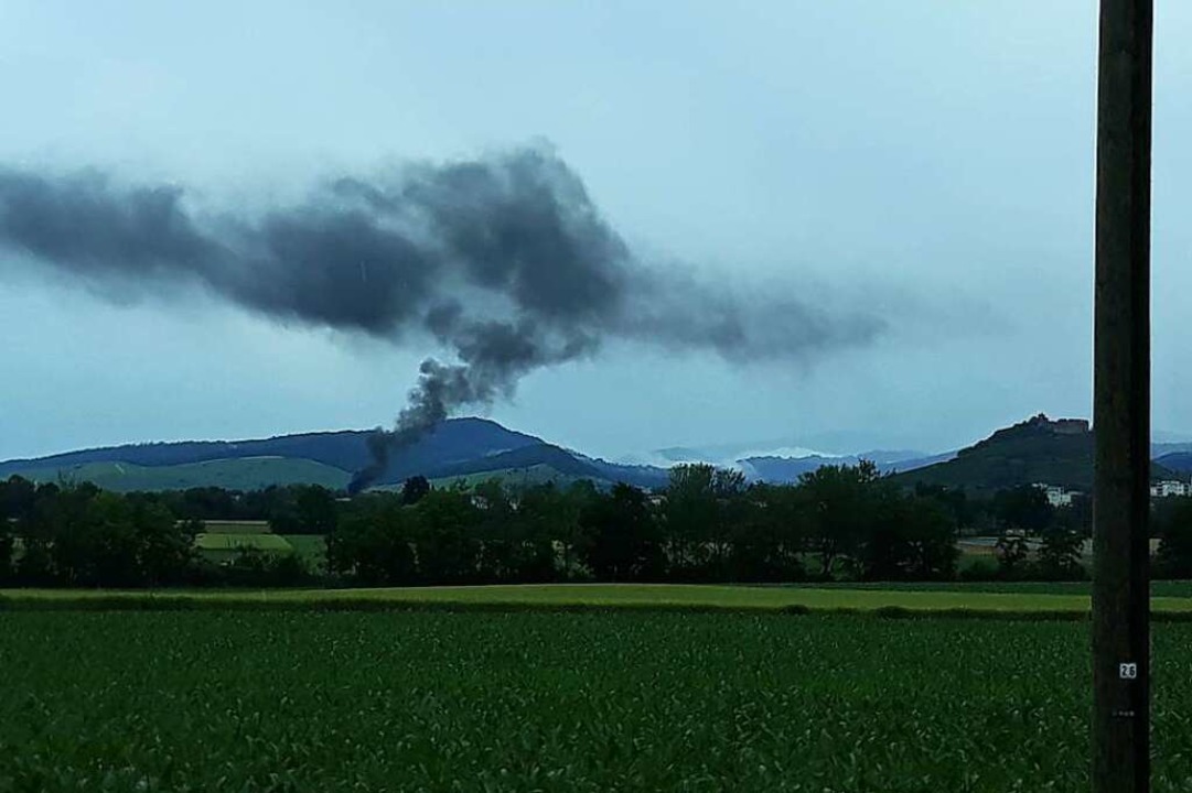 Auch aus dem Staufener Ortsteil Wettelbrunn war die Rauchsule gut zu sehen.  | Foto: Rainer Ruther
