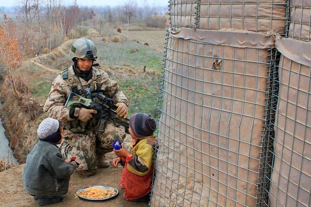 Mathias Dix 2011 in Afghanistan: Die B...sstrauisch &#8211; bis auf die Kinder.  | Foto: Mathias Dix