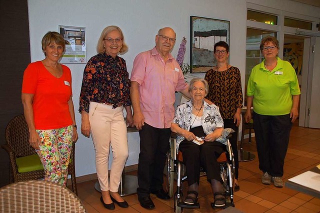 ie 101 jhrige Wally Sahner mit Irene ... Knze, Teamleitung Soziale Betreuung.  | Foto: Petra Wunderle