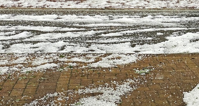 Straen in Grafenhausen verwandelten s...Hagelwetter in eine Winterlandschaft.   | Foto: Wilfried Dieckmann