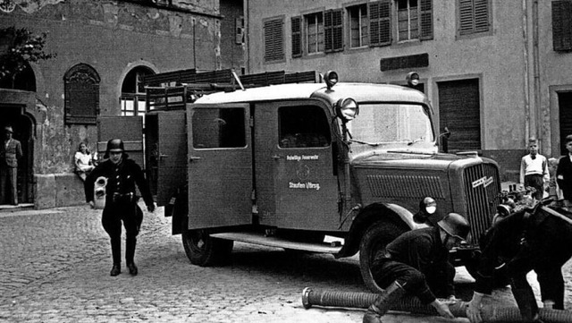 Das erste Lschfahrzeug der Staufener Feuerwehr beim bungseinsatz im Jahr 1947  | Foto: Feuerwehr Staufen