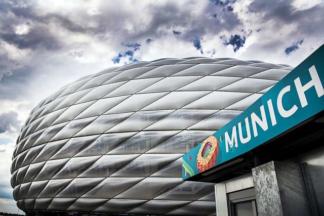 Die Mnchner Arena darf nun zum EM-Spi...cht in den Regenbogen-Farben leuchten.  | Foto: Federico Gambarini (dpa)
