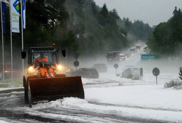 Kurz und heftig tobte die Gewitterzell...asien: Auf starken Regen folgte Hagel.  | Foto: Sebastian Barthmes