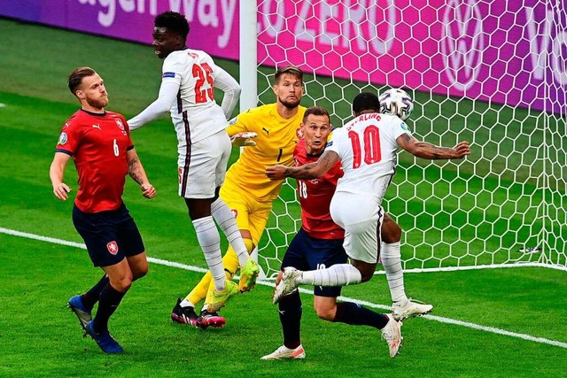 Der Englnder Raheem Sterling erzielt den Fhrungstreffer gegen Tschechien.   | Foto: NEIL HALL (AFP)