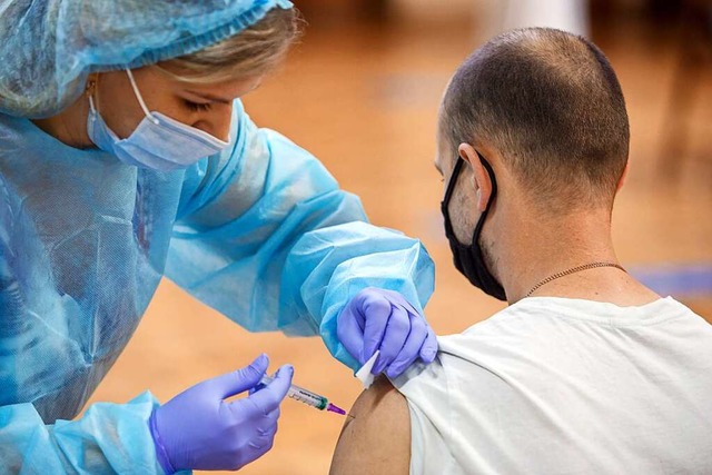 Ein Mann wird gegen Covid-19 geimpft (Symbolbild).  | Foto: --- (dpa)