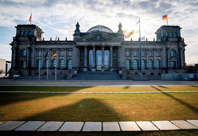 Fr lange Zeit der Arbeitsplatz der Gesprchsteilnehmer: Der Bundestag.  | Foto: Kay Nietfeld (dpa)