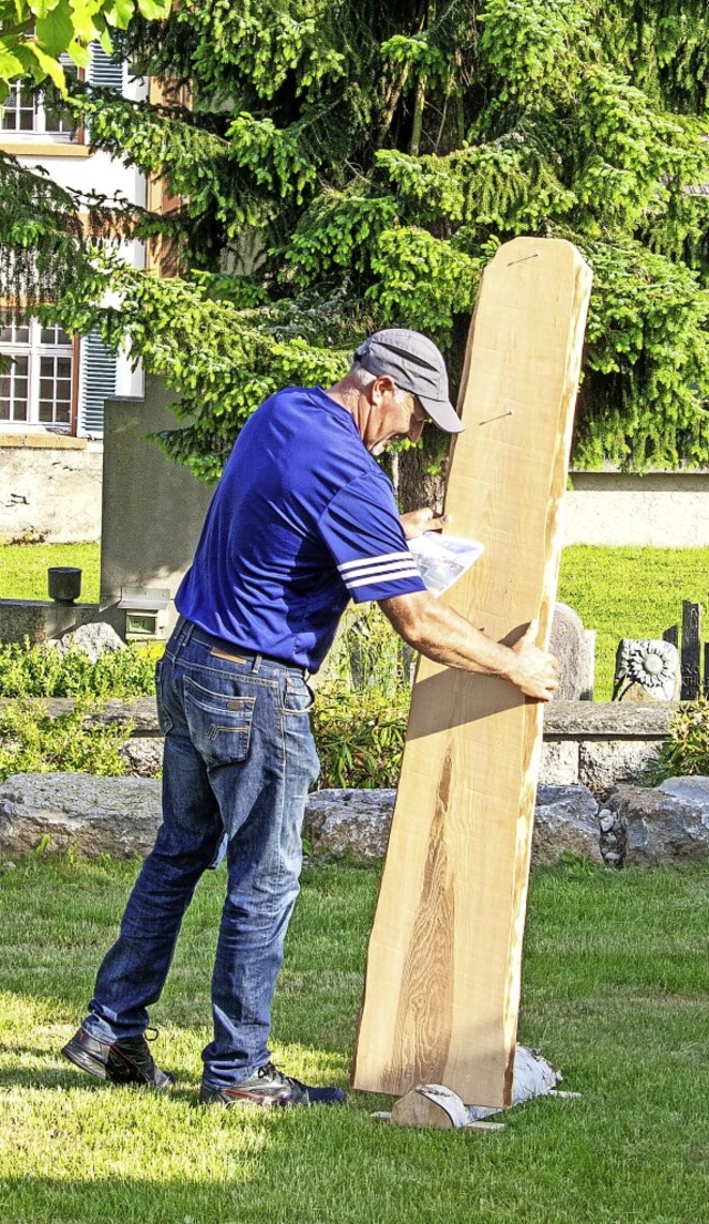 Bauhofleiter Michael Lber stellt zur ...erstorbenen angebracht werden knnten.  | Foto: Christiane Seifried