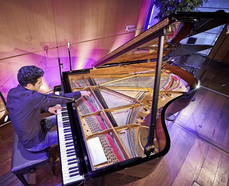 Aeham Ahmad improvisiert am Flgel.  | Foto: Claudia Hhne