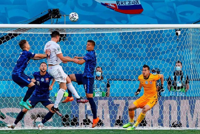 Der spanische Verteidiger Aymeric Laporte (in Wei) erzielt per Kopf das 2:0.  | Foto: JOSE MANUEL VIDAL (AFP)