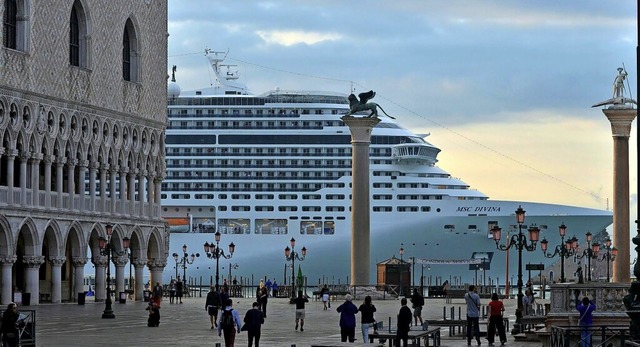 Ein Kreuzfahrtschiff fhrt am Markusplatz in Venedig vorbei.  | Foto: Andrea Merola