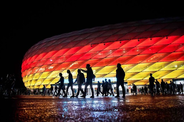 Schwarz-Rot-Gold: Diese Farben waren a...r Arena erlaubt, der Regenbogen nicht.  | Foto: Matthias Balk (dpa)