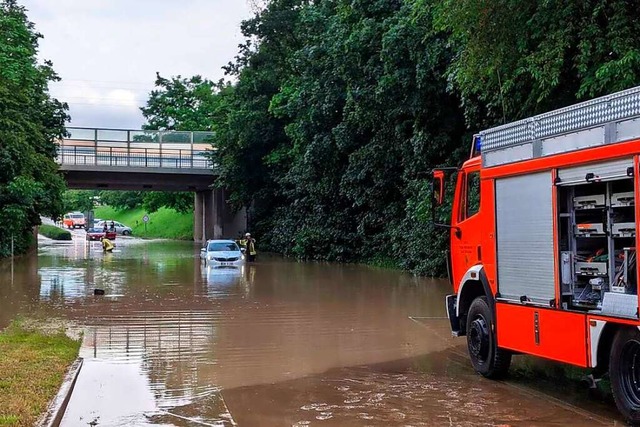 Drei Personen rettete die Feuerwehr bei der Thermenallee aus ihren Autos.  | Foto: Feuerwehr Bad Krozingen