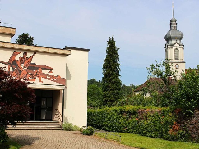 Das Wehrer Pfarrzentrum (links) wurde ...ns-Kirche vor 110 Jahren neu geweiht.   | Foto: Hansjrg Bader