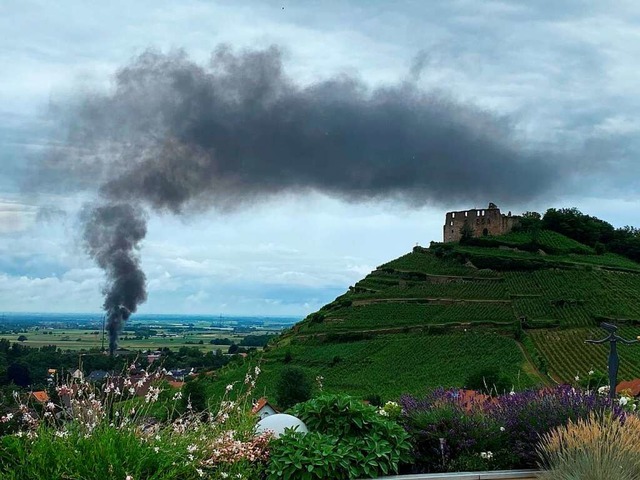 Weithin sichtbar war die Rauchsule de...nden Post-Elektrofahrzeuge in Staufen.  | Foto: Rainer von Beckerath