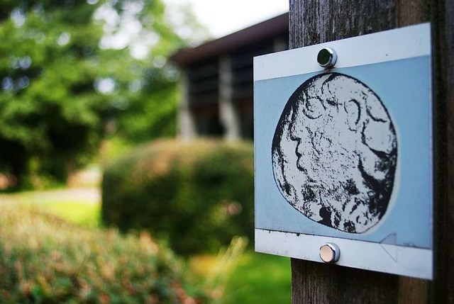 Schilder mit dem Bild einer keltischen...em Tarodunum-Rundweg bei Kirchzarten.   | Foto: Christian John