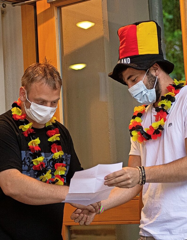 Dieser Fan kann einen aktuellen Schnel...esthalle zum gemeinsamen Fuballgucke.  | Foto: Wolfgang Scheu