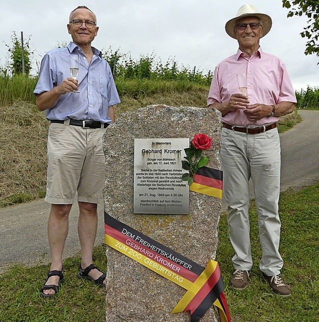 Hans-Werner Retterath (links) und Anton Beha (rechts) gedachten Gebhard Kromer.   | Foto: Jutta Gerlach
