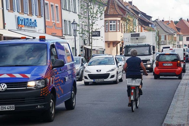 Die Hauptstrae in Kenzingen nimmt weg...l berrtlichen Durchgangsverkehr auf.  | Foto: Ilona Huege
