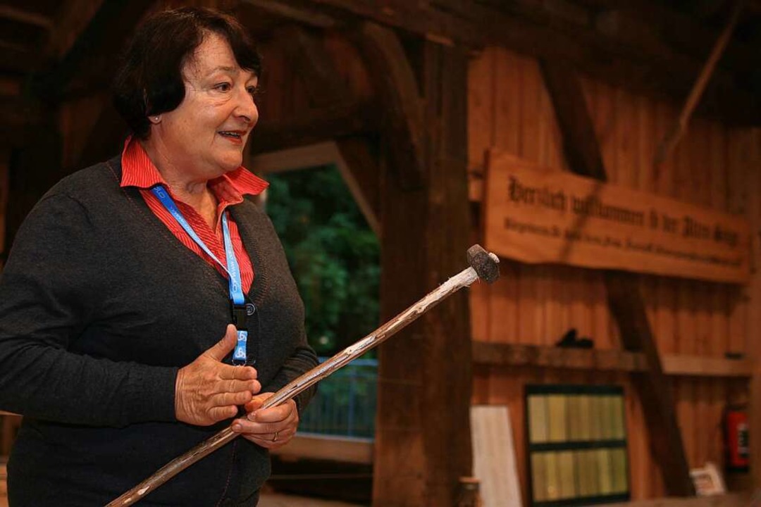 Sigrun Bludau berichtet sehr eingngli...zur Alten Sge erzhlt bekommen hat.    | Foto: Wolf-Wilhelm Adam
