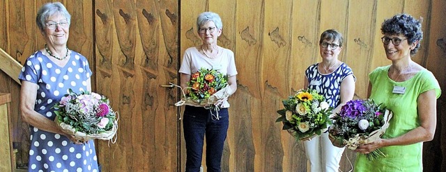 Ein Dankeschn gab es fr die Hospizhe...heim, Erna Erbe und Eva-Maria Neumann.  | Foto: Rolf Reimann