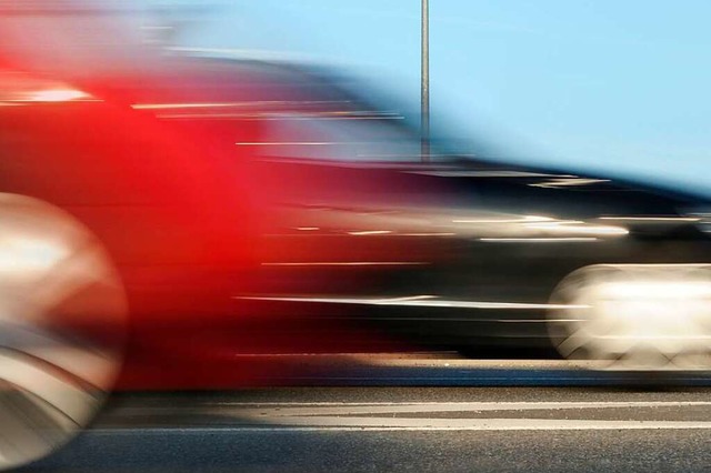 Ein Fahrer berholte an einer unbersichtlichen Stelle (Symbolbild).  | Foto: gradt