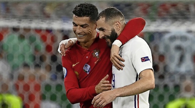 Stars unter sich:  Cristiano Ronaldo (links) und  Karim Benzema Arm in Arm   | Foto: Franck Fife (dpa)