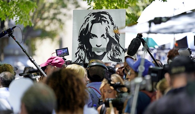 Fans halten vor der Gerichtsanhrung e...rtrt von Britney Spears in die Hhe.   | Foto: Chris Pizzello (dpa)