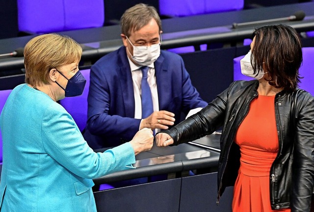 Kanzlerin Angela Merkel (li.) mit zwei...: Armin Laschet und Annalena Baerbock.  | Foto: TOBIAS SCHWARZ (AFP)