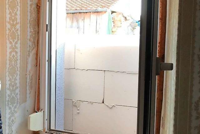 Ein Bauherr in Kandern hat seinem Nachbarn das Fenster zugebaut