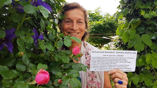 Pilar Buira Ferre  freut sich, dass im Rosenhof ein  Sommerprogramm mglich ist.  | Foto: Gerald Nill