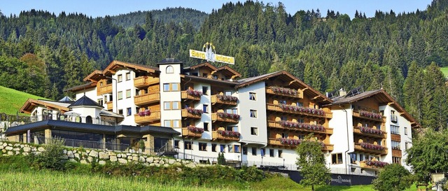 Das Hotel Bergkristall inmitten von Be...fstelle der Mehrtagesfahrt nach Tirol.  | Foto: Firma Zimmermann