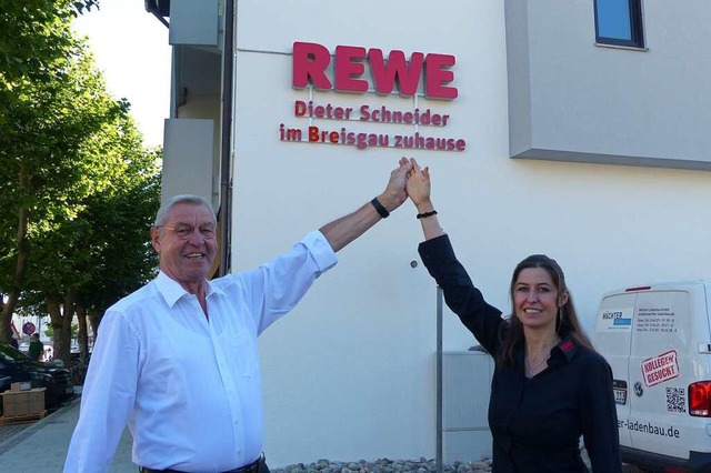 Erffnen gemeinsam den neuen Markt: Dieter und Stephanie Schneider.  | Foto: Rewe Dieter Schneider